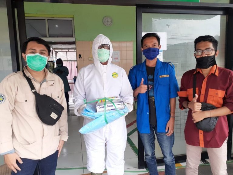 TIM SATGAS UPI PEDULI COVID-19 MENDISTRBUSIKAN 1000 MASKER DAN ALAT PELINDUNG DIRI (APD)