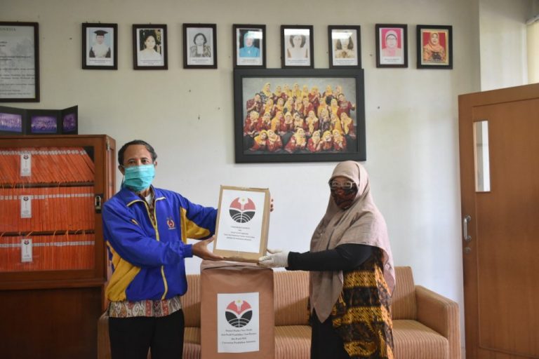 PRODI PENDIDIKAN TATA BUSANA DAN PRODI PKK SIAP DISTRIBUSIKAN 10.000 MASKER