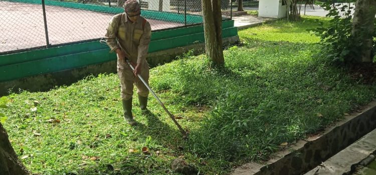 Tim kebersihan melakukan Pembabadan Rumput Awal Tahun di Lingkungan Universitas Pendidikan Indonesia