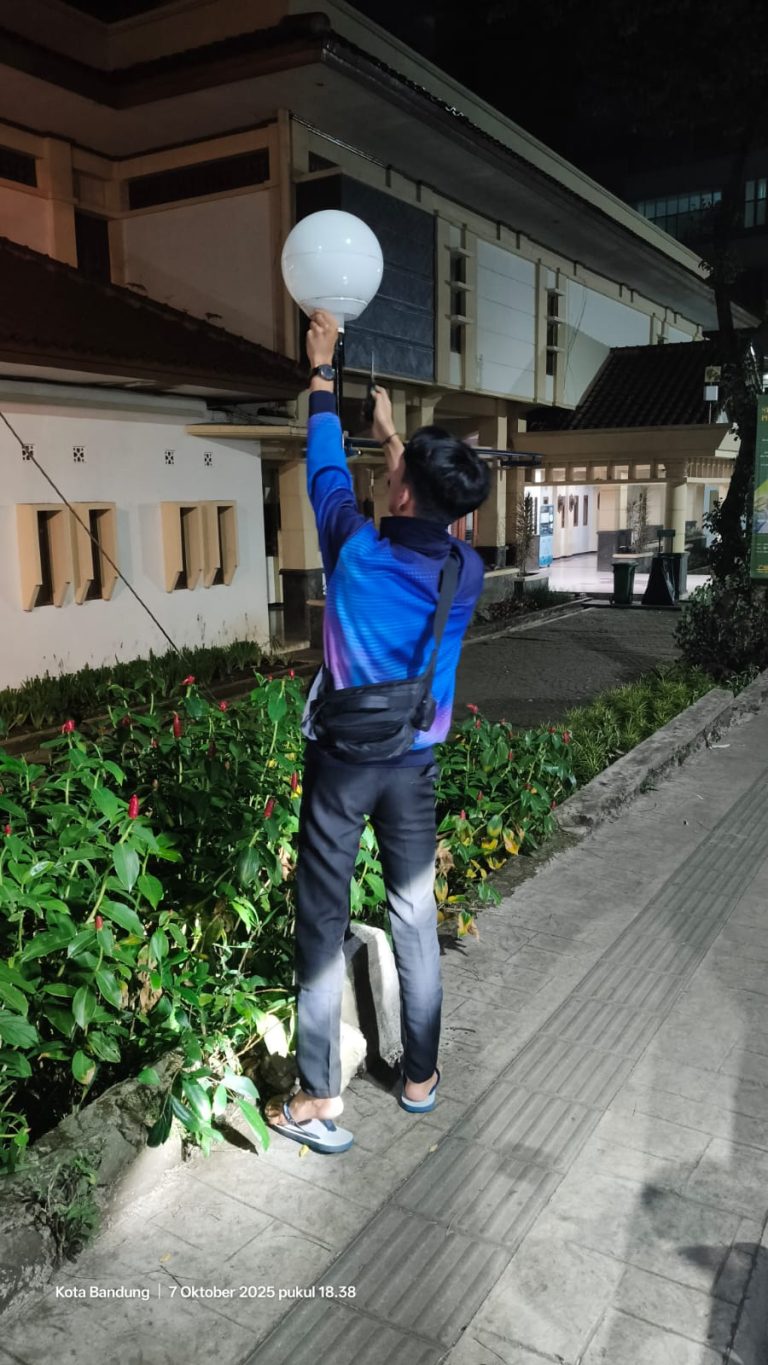 Pemeriksaan dan Perbaikan pada Lampu Taman di Area Sekitar Gedung Kampus