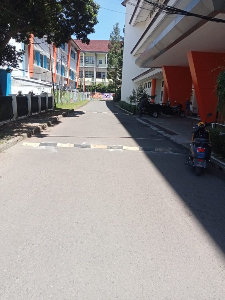 Pemasangan Speed Bump di Depan Gedung DSTI PD Lama