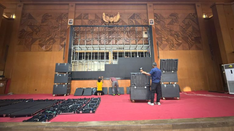 Pemasangan Videotron Persiapan Pengukuhan Guru Besar