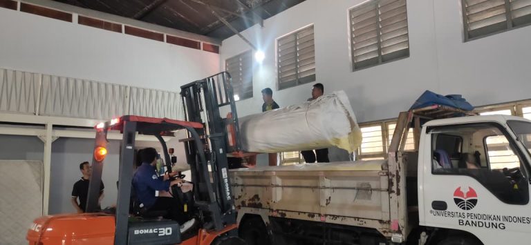 Penurunan Barang di Gudang UPI
