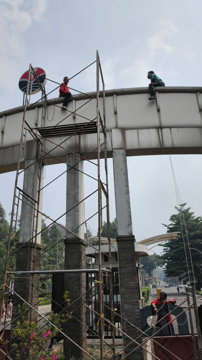Proses Pemasangan Logogram Universitas Pendidikan Indonesia (UPI) di Gerbang Utama