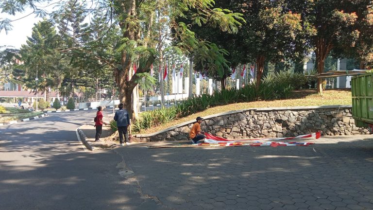 Pemasangan Umbul Umbul dan Bendera Merah Putih di Lingkungan Universitas Pendidikan Indonesia