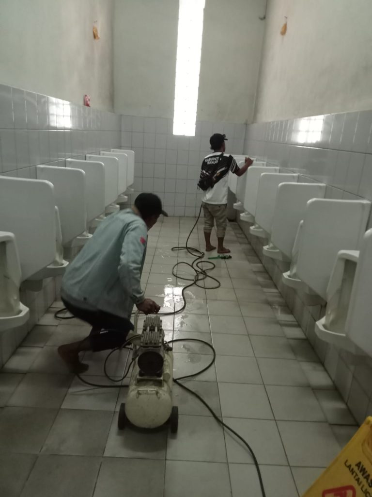 Perbaikan Saluran Air yang Mampet Di Toilet Mesjid Al Furqon UPI