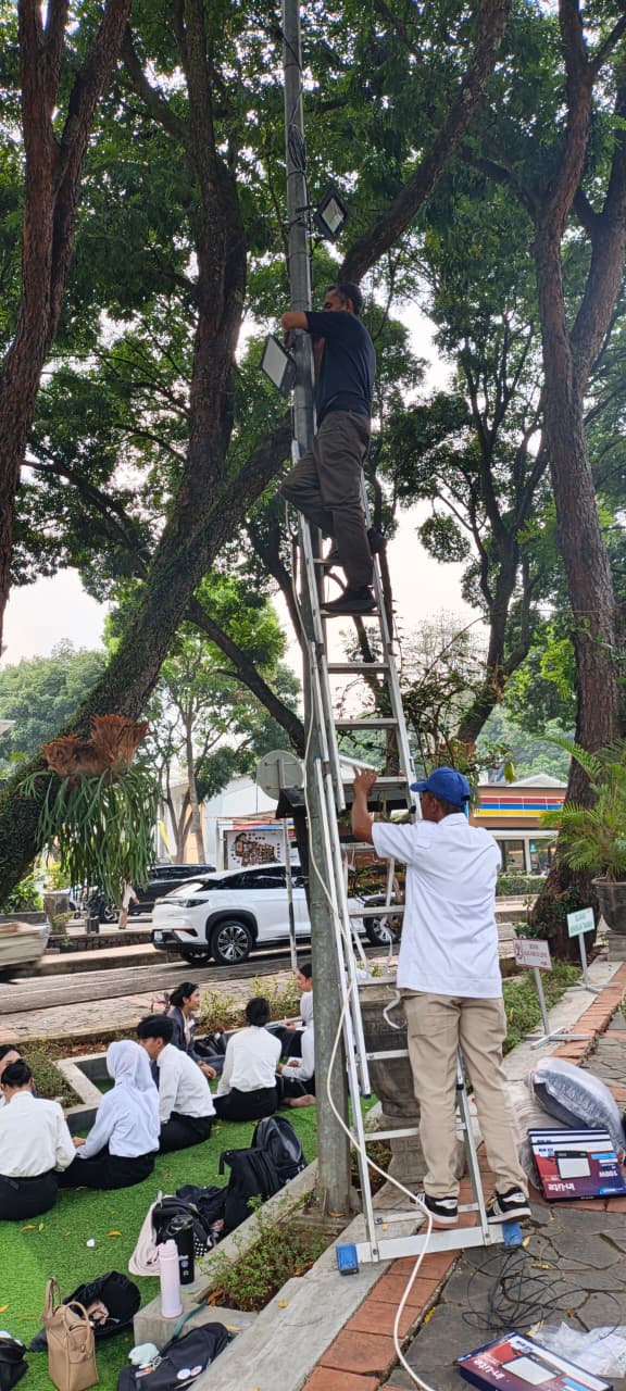 Biro Aset dan Lingkungan UPI Lakukan Pemasangan Lampu Sorot di Taman Sintetis Partere UPI